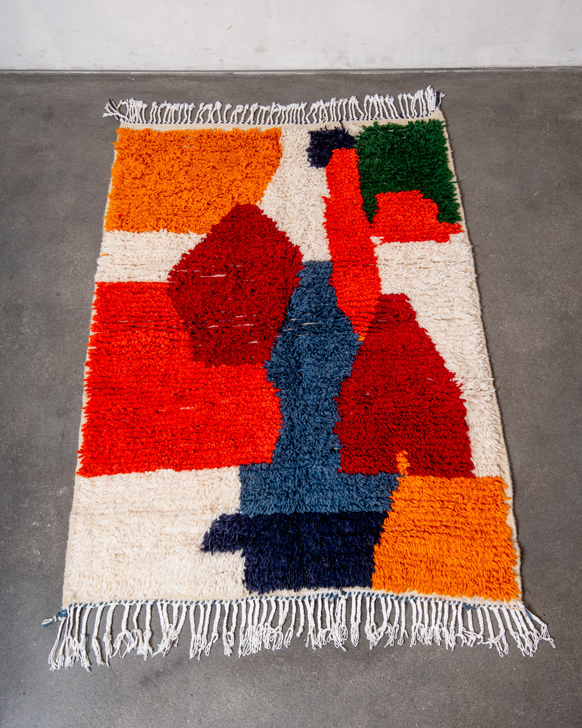 Modern designer handcrafted Berber rug from Morocco. Azilal rug with beautiful colors and patterns. Made of sheep’s wool and colourful cotton.